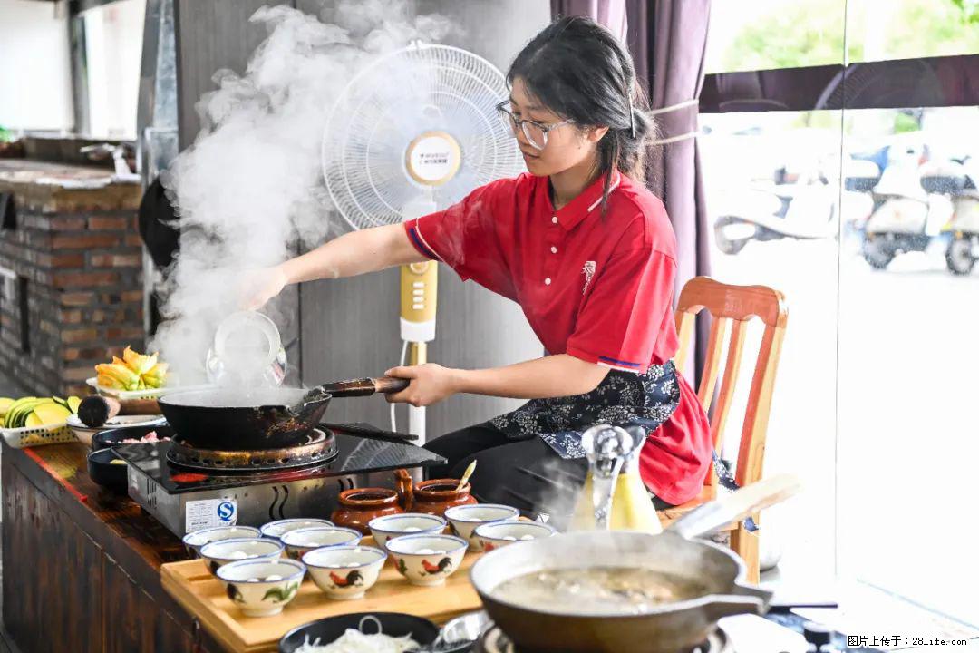 全网追的“扁担女孩”，找了一份暑假工，时薪12元 - 丽江生活资讯 - 丽江28生活网 lj.28life.net